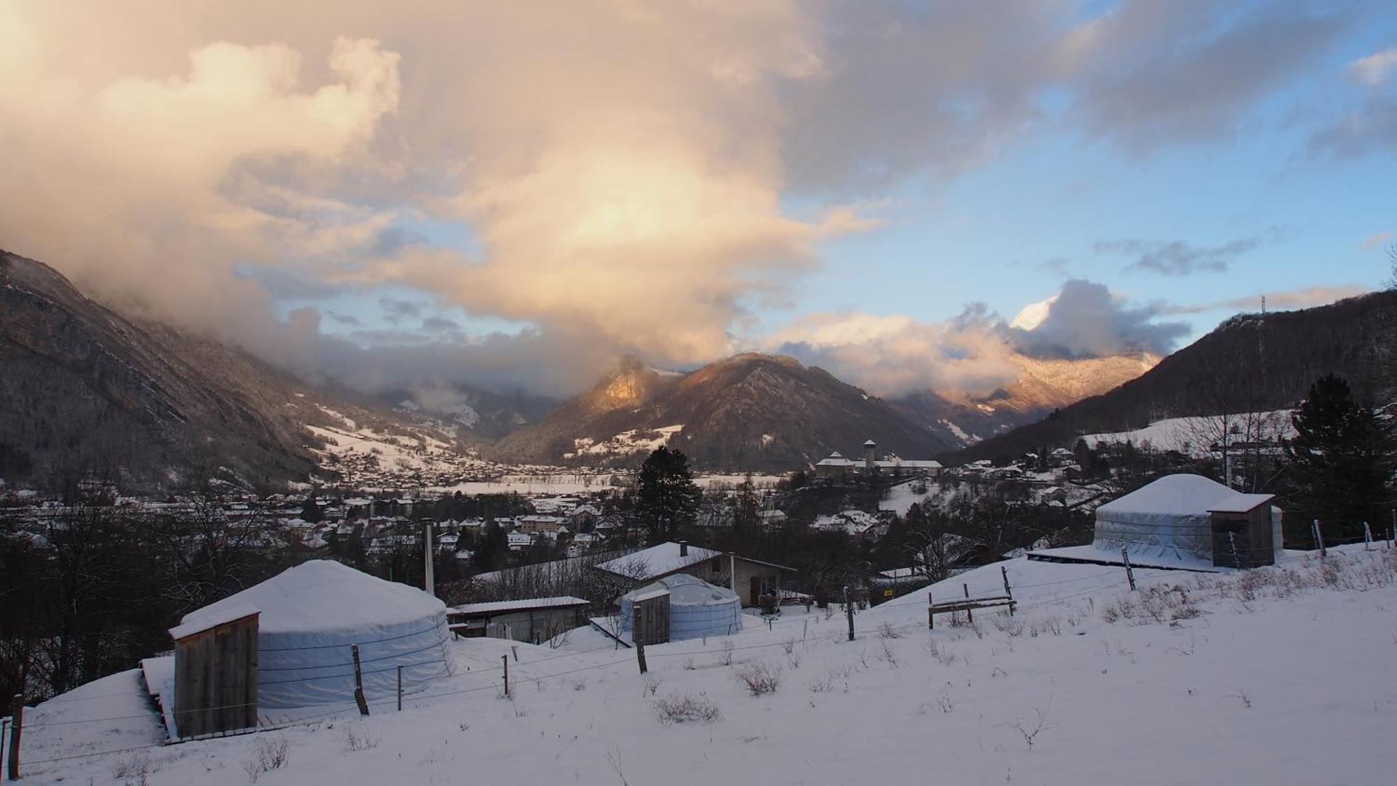 Yourtes Olachat Proche Annecy Faverges Luaran gambar